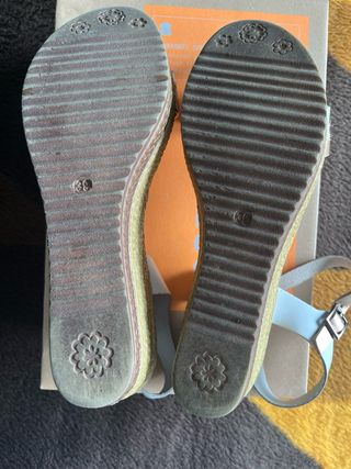 Sandalias de plataforma blanco y dorado (