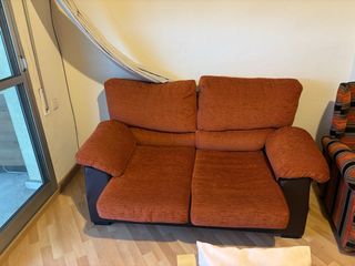 Sofá marrón 2 plazas tela y piel. Extendible