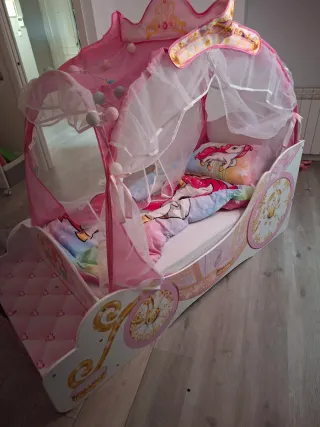 Cama infantil princesas con dosel