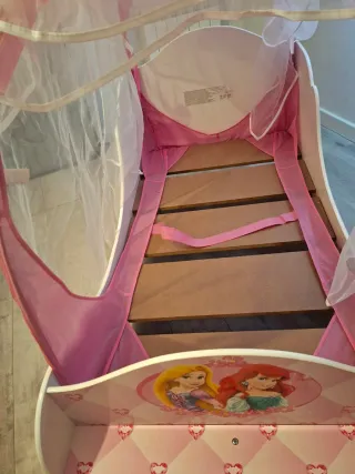 Cama infantil princesas con dosel