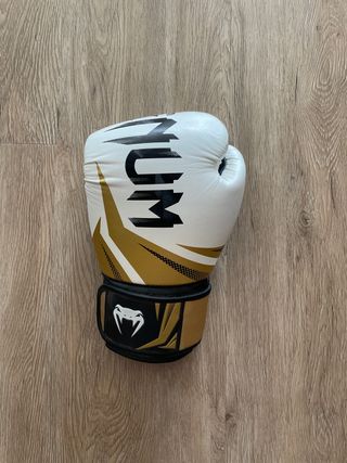 Guante de boxeo VENUM blanco y dorado
