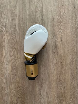 Guante de boxeo VENUM blanco y dorado