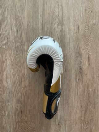Guante de boxeo VENUM blanco y dorado