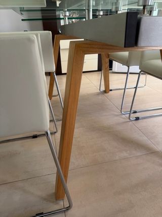 Mesa de comedor cristal y madera con 4 sillas.