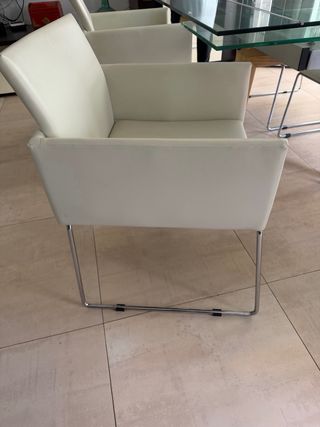 Mesa de comedor cristal y madera con 4 sillas.