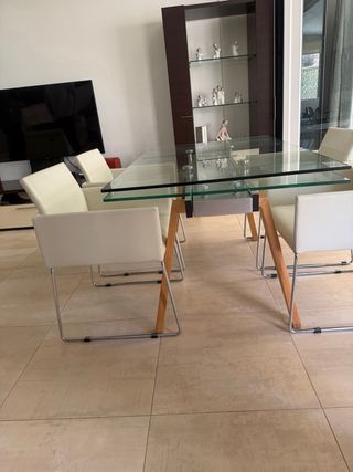 Mesa de comedor cristal y madera con 4 sillas.