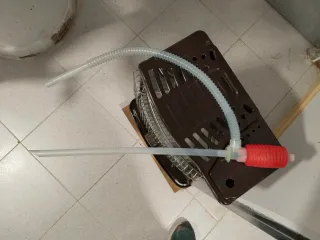 Estufa de parafina marrón y plateada