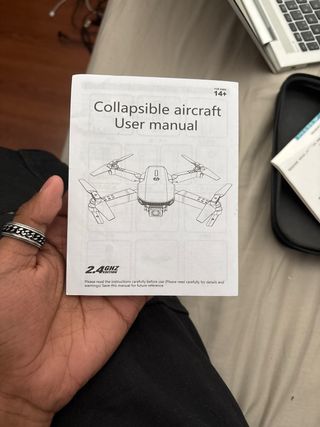 Dron pequeño con cámara y con todos sus accesorios