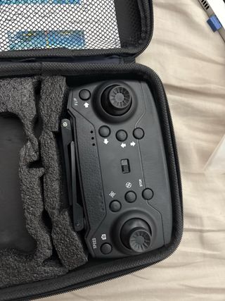 Dron pequeño con cámara y con todos sus accesorios
