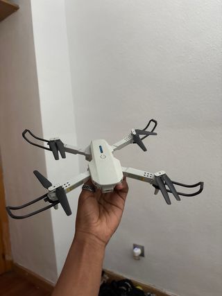 Dron pequeño con cámara y con todos sus accesorios
