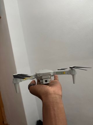 Dron pequeño con cámara y con todos sus accesorios