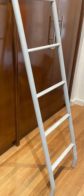 Escalera de biblioteca de acero