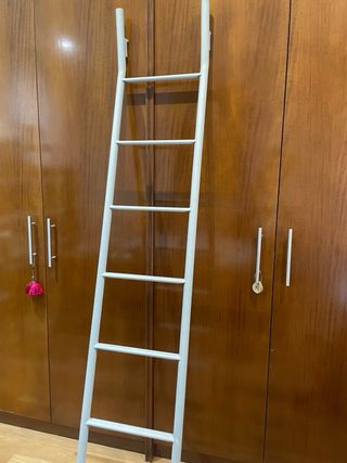 Escalera de biblioteca de acero