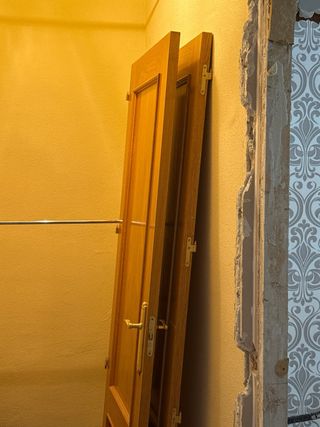 Puerta de madera color roble