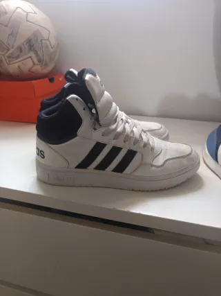 Adidas Hoops 3.0 Mid Zapatillas Blancas y Negras