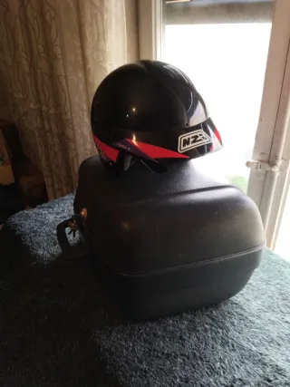 Casco y Transportín Moto Negro/Rojo