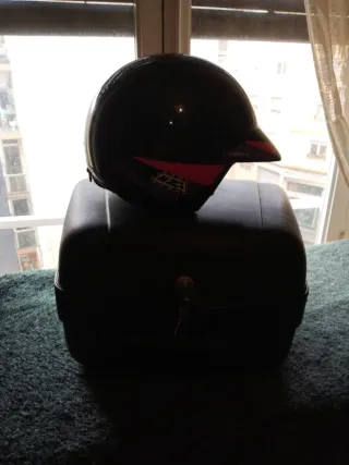 Casco y Transportín Moto Negro/Rojo