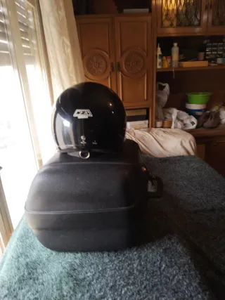 Casco y Transportín Moto Negro/Rojo