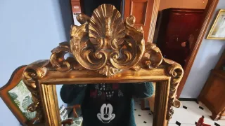 Espejo de pie clásico dorado