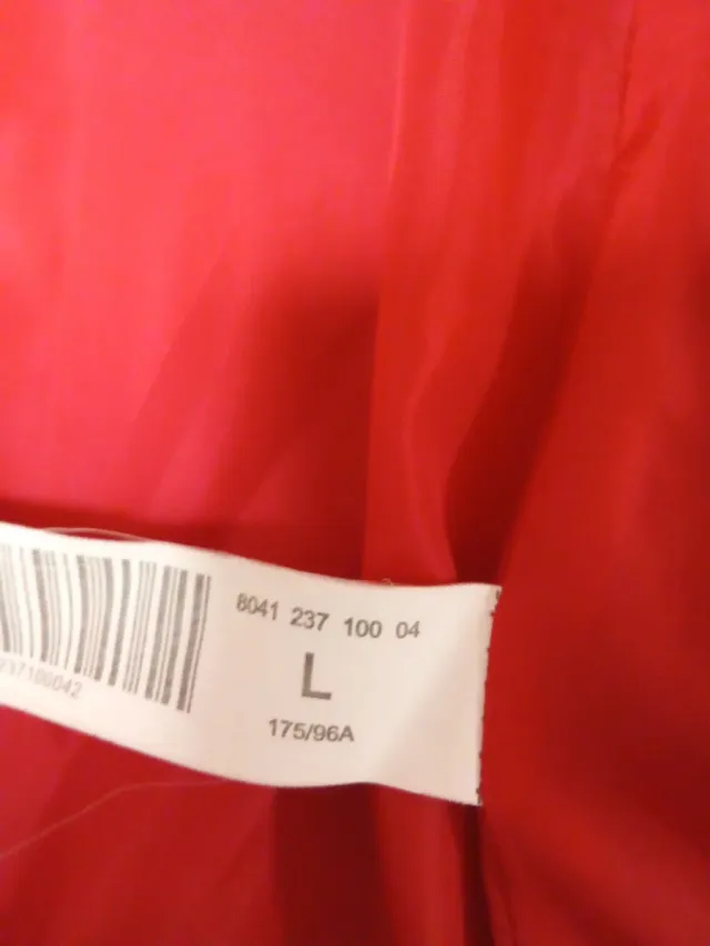 Abrigo rojo con capucha