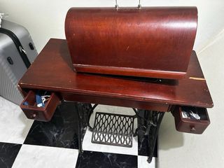 Máquina de coser antigua de madera y metal