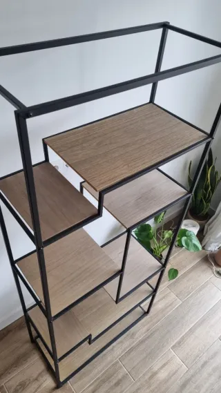 Estantería metálica con baldas de madera de CASA.