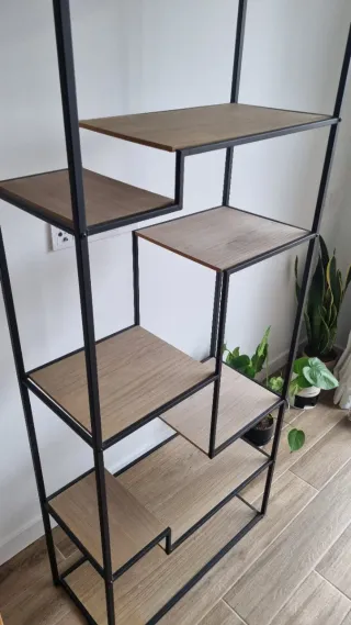 Estantería metálica con baldas de madera de CASA.