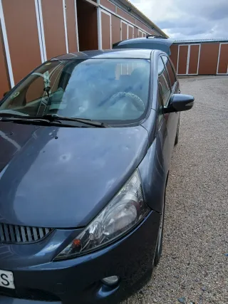 Mitsubishi Grandis 2007