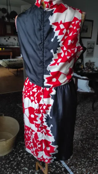 Abito fantasia rosso bianco nero