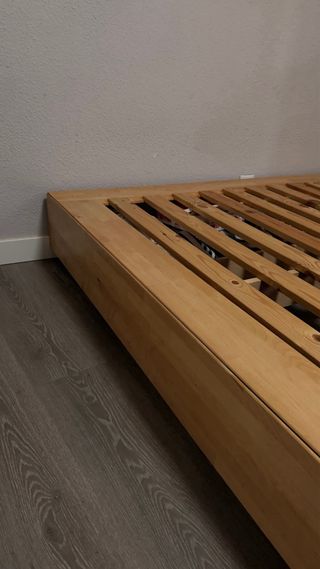 Cama de madera con cajones