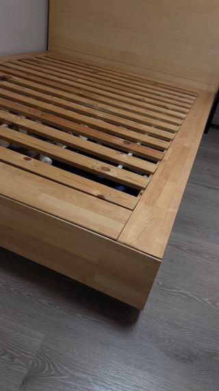 Cama de madera con cajones