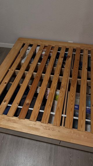 Cama de madera con cajones