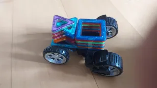 Coche con piezas magnéticas