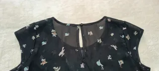 Blusa negra con estampado de caracoles y más