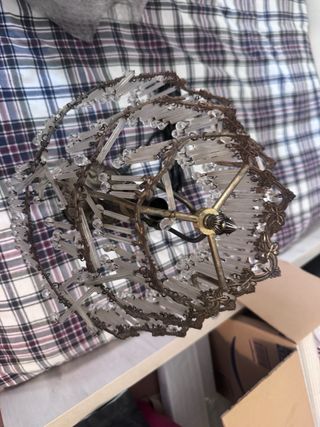 Lámpara de bronce antigua con cristales