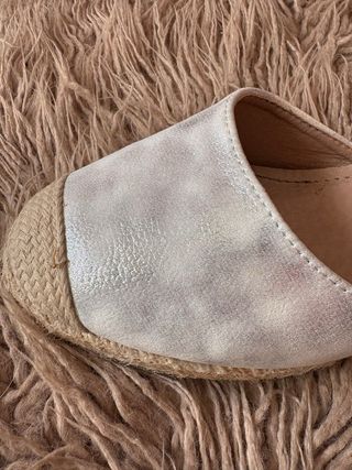 Sandalias Esparto Cuña Beige y Blanco plateado