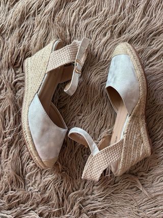 Sandalias Esparto Cuña Beige y Blanco plateado