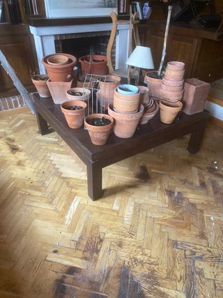 Mesa de centro de madera y terracota