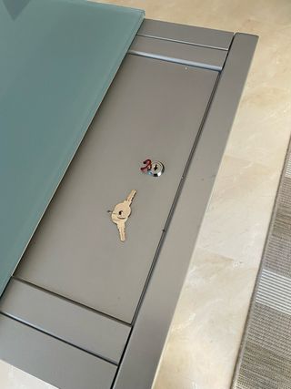 Mesa de cristal y metal extensible