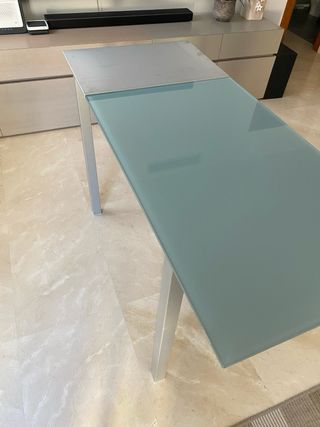 Mesa de cristal y metal extensible