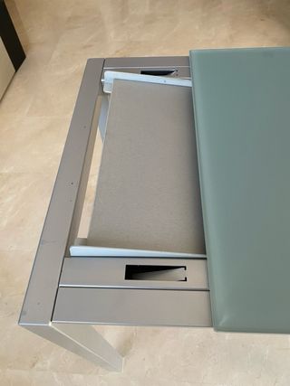 Mesa de cristal y metal extensible