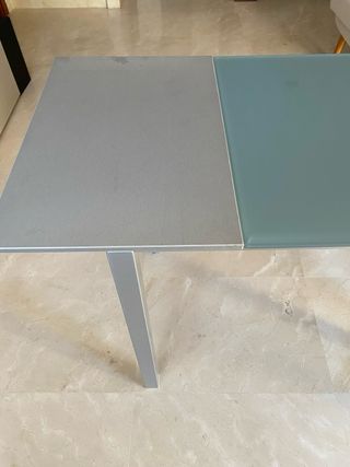 Mesa de cristal y metal extensible