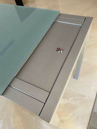 Mesa de cristal y metal extensible