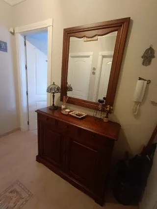 Mueble de madera recibidor.