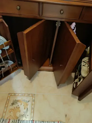 Mueble de madera recibidor.