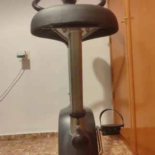 Bicicleta estática magnética con pantalla