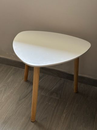 Mesa auxiliar triangular blanca