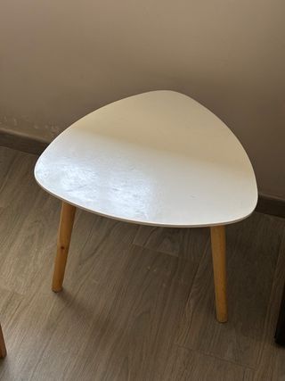 Mesa auxiliar triangular blanca