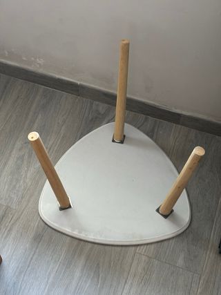Mesa auxiliar triangular blanca