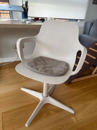 Silla Ikea Odger Beige con Cojín Gris